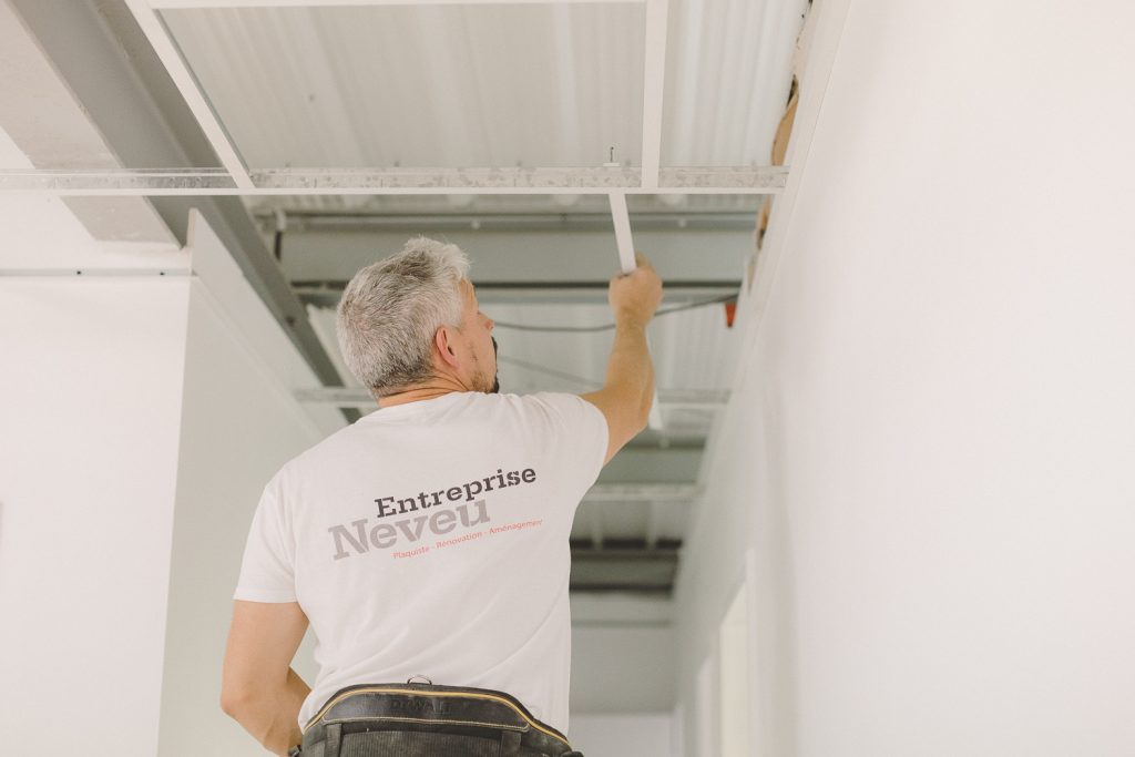 Projet d'aménagement intérieur d'un local professionnel par l'entreprise Neveu à Argentré-du-Plessis.