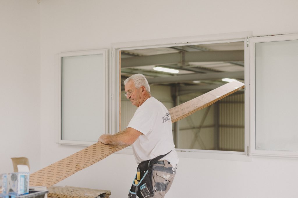 Projet d'aménagement intérieur d'un local professionnel par l'entreprise Neveu à Argentré-du-Plessis.