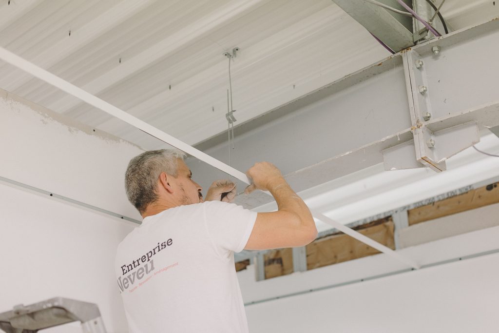 Projet d'aménagement intérieur d'un local professionnel par l'entreprise Neveu à Argentré-du-Plessis.