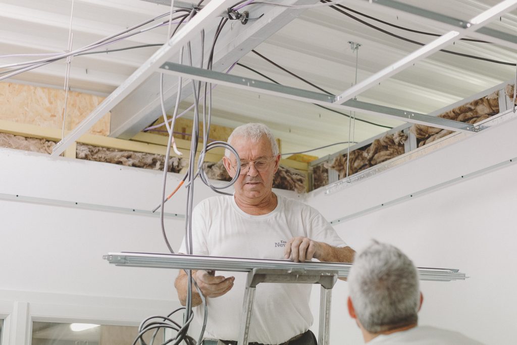 Projet d'aménagement intérieur d'un local professionnel par l'entreprise Neveu à Argentré-du-Plessis.