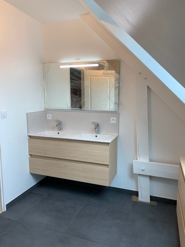 Installation de vasque dans une salle de bain